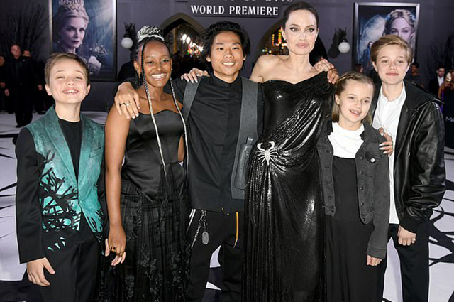 Анджелина Джоли о том, почему удалила обе груди: "Я хотела увидеть, как растут мои дети" Анджелина Джоли о том, почему удалила обе груди: "Я хотела увидеть, как растут мои дети" Новости