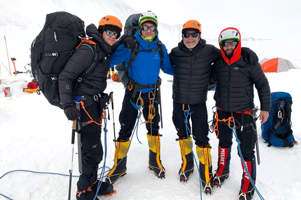 Айзекман, его брат Майкл и коллеги из Draken International Шон Густафсон и Скотт Потит (слева направо) готовятся к восхождению на пик Винсон в Антарктике в январе 2020 года