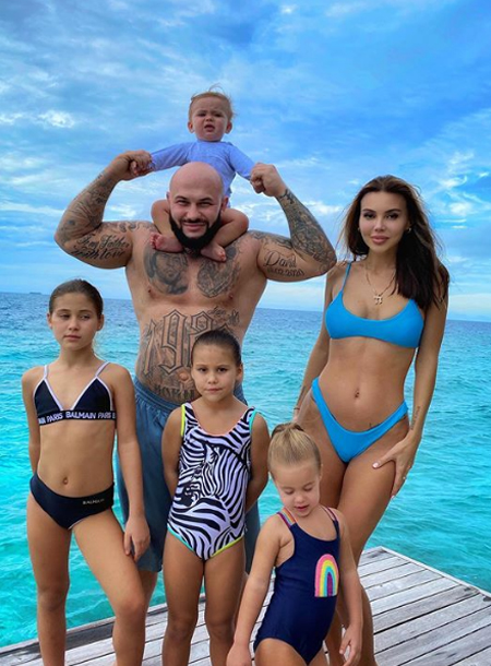 Джиган и Оксана Самойлова с детьми отдыхают на Мальдивах вместе с семьей Тимати Джиган и Оксана Самойлова с детьми отдыхают на Мальдивах вместе с семьей Тимати Звезды,Новости о звездах