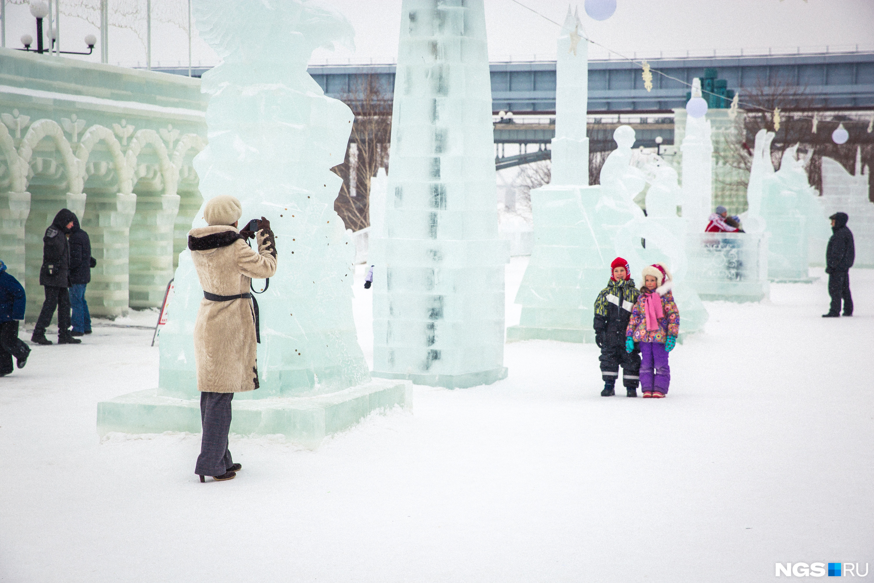 Куда сходить с детьми в новосибирске зимой. Ледяной городок. Ледовый городок Новосибирск. Ледовый городок ребенок. Зимний Новосибирск 2022 год.