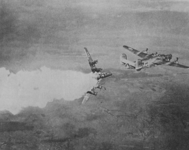 Горящий бомбардировщик B-24H «Либерейтор» из состава 793-ей бомбардировочной эскадрильи 465-й бомбардировочной группы 15-й воздушной армии США, подбитый зенитным огнем. Германия. 1944 год. история, люди, мир, фото