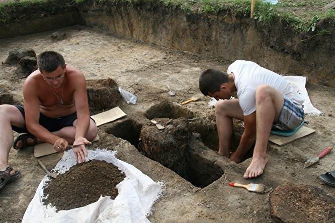 Работа археологов в Албазинском остроге