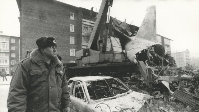 Спасательная операция на месте крушения самолета Ан-124 "Руслан", упавшего на жилой дом во Втором Иркутске, задев детдом. Погибли 76 человек, из них 4 ребенка. 1997г. история, люди, мир, фото