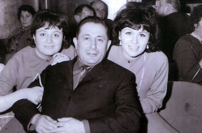 София Гройсман с сестрой и отцом, на теплоходе, на пути из Польши в Америку. 