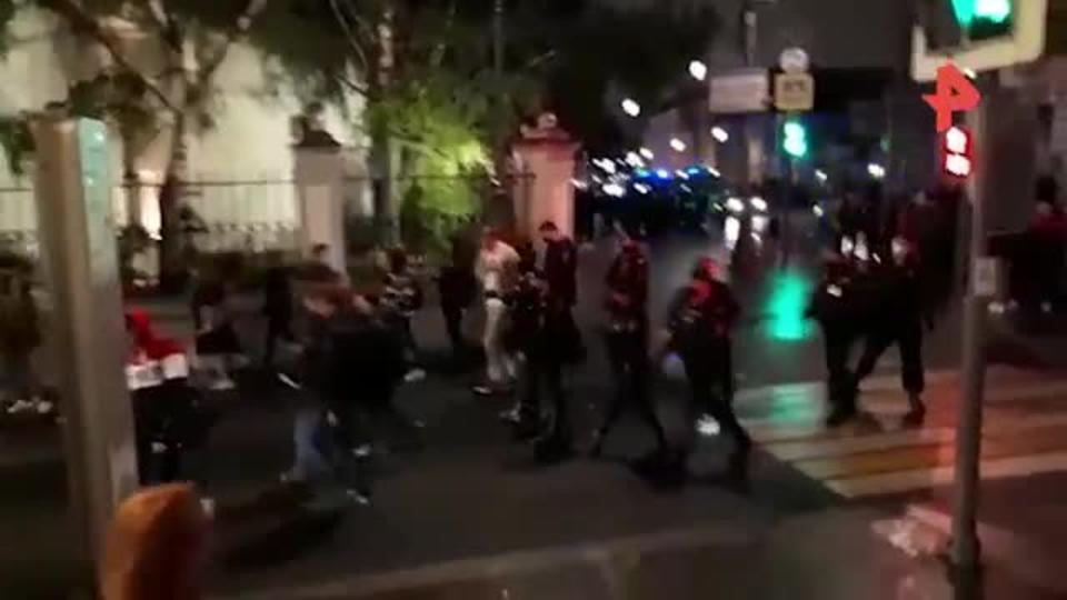 Полиция оттесняет пришедших к зданию посольства Белоруссии в Москве