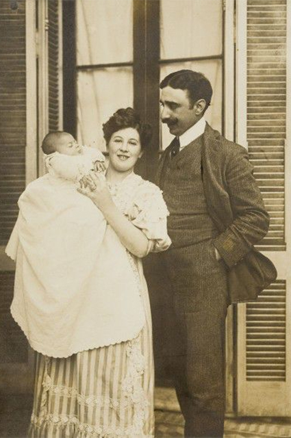 Леонор Фини с родителями, 1907 год