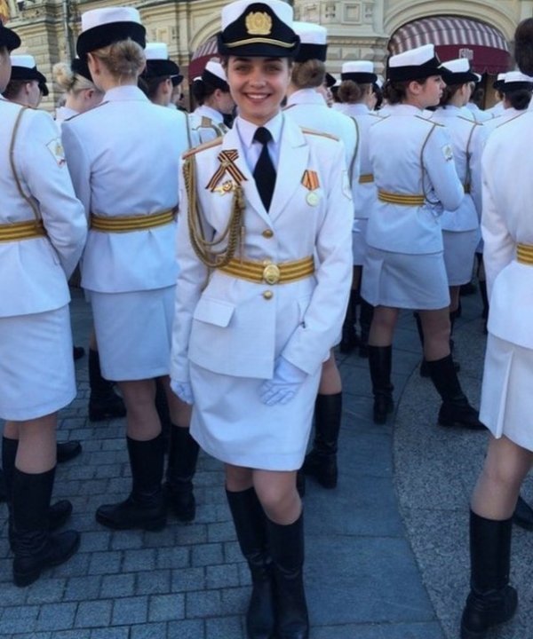 Фотографии девушек-полицейских из неофициального Instagram МВД РФ