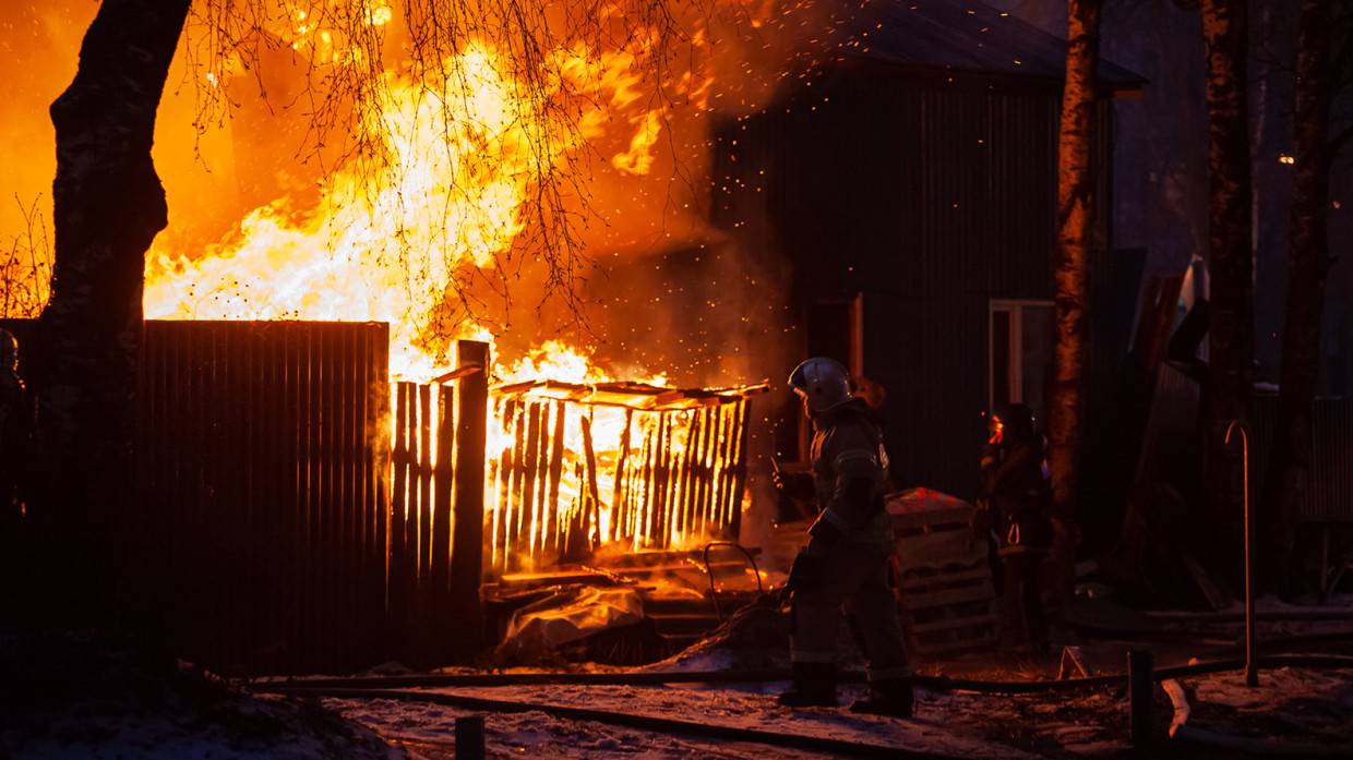 Порядка 20 спасателей привлечены к тушению пожара в Ломоносове