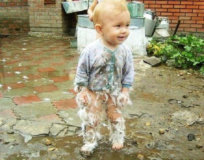 В гостях у бабушки: 20 самых смешных фото про малышей в деревне В гостях у бабушки: 20 самых смешных фото про малышей в деревне воспитание,Дети,Жизнь,Истории,проблемы