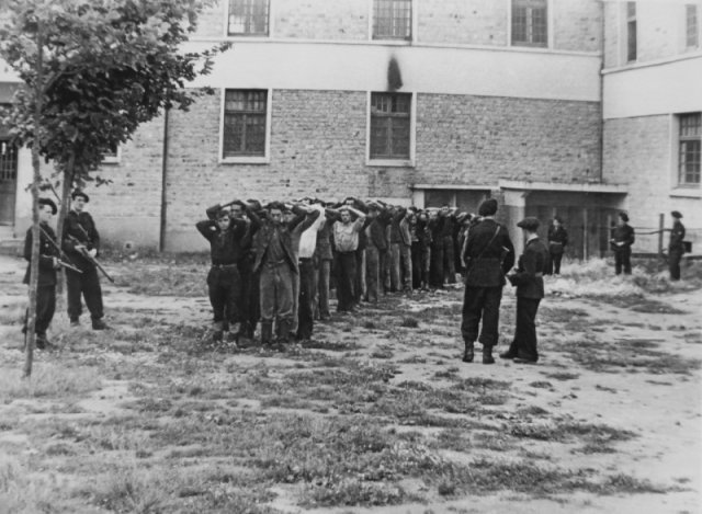 Французская милиция охраняет арестованных, подозреваемых в причастности к партизанам. Французское государство. 1944 год. история, люди, мир, фото