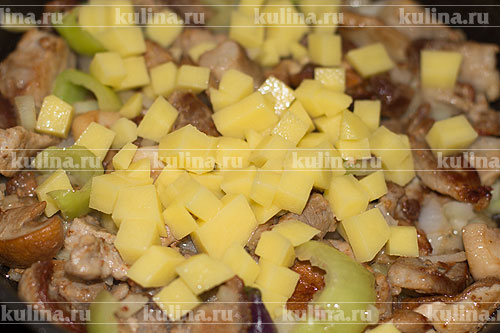 Мясо в хлебе Добавить нарезанный кубиками очищенный картофель.