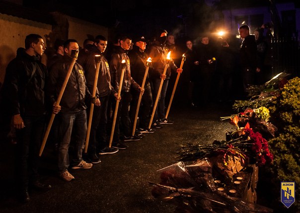 Нацисты из «Азова» с факелами и свастиками пришли к посольству Бельгии «соболезновать» жертвам теракта 