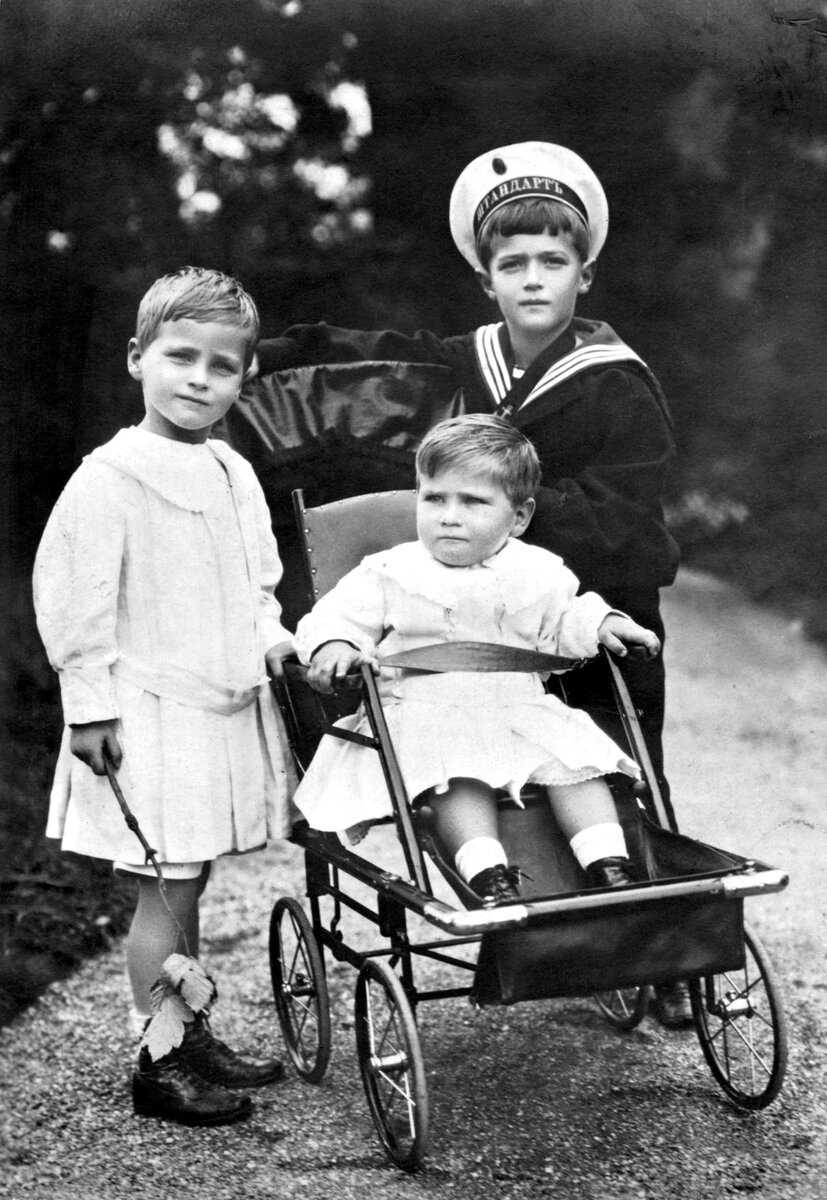 Цесаревич Алексей с кузенами Георгом и Людвигом Гессенскими, 1910 год