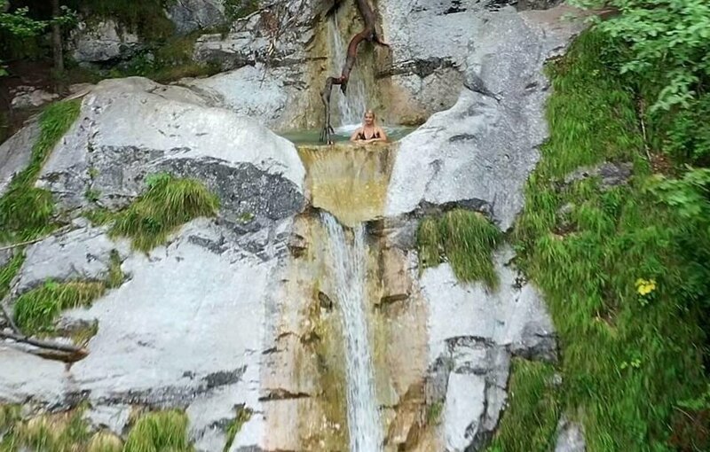 Путешественница купается в фантастической ванне над водопадом! водопады,Германия,отпуск,поездка,путешествие,страны