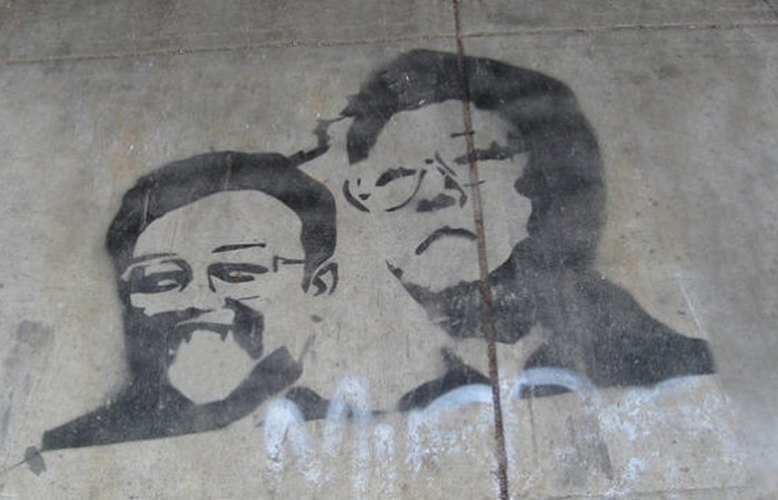 Граффити «Пак Чон Хи и Ким Чен Ир - два диктатора».