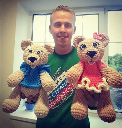 Парень вяжет потрясающие игрушки! Золотые руки!