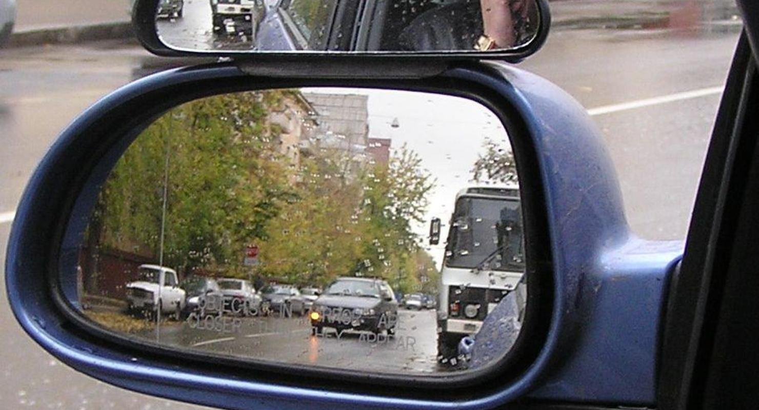 Авто правильно. Зеркало водителя. Дополнительные зеркала на легковой авто. Дополнительные боковые зеркала заднего. Зеркало на задней двери автомобиля.