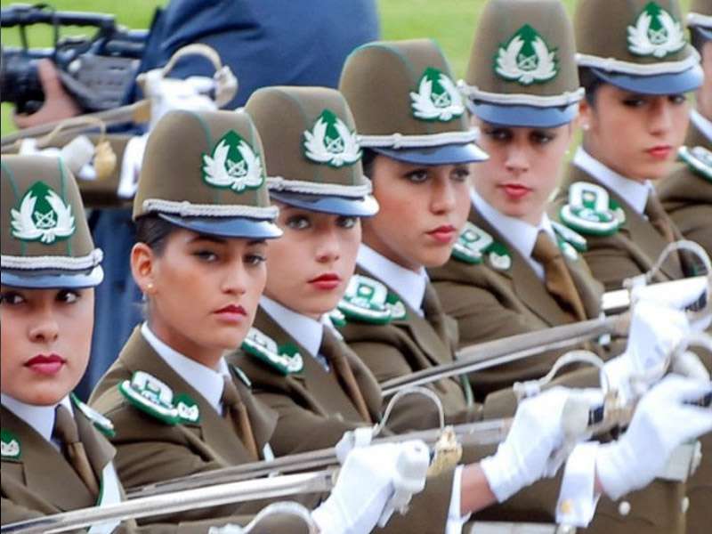 Подразделения женщина. Форма армии Чили. Армия Чили униформа 2021. Женская парадная Военная форма. Форма солдат Чили.