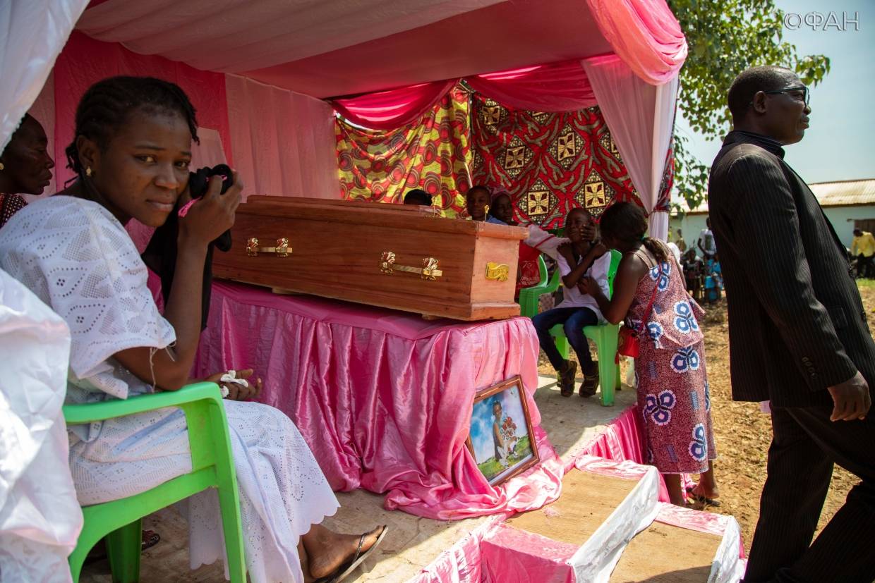 Похороны, митинг и заявления пресс-секретаря президента: репортаж корреспондентов ФАН из ЦАР Похороны, митинг и заявления пресс-секретаря президента: репортаж корреспондентов ФАН из ЦАР Весь мир