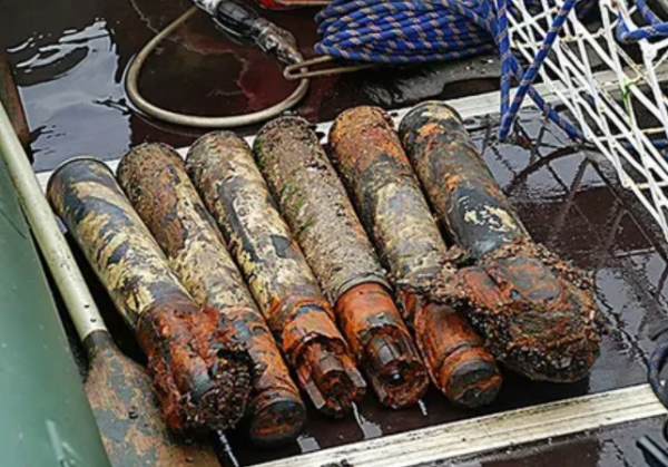 Спасатели МЧС подняли со дня бухт Севастополя более 1200 боеприпасов