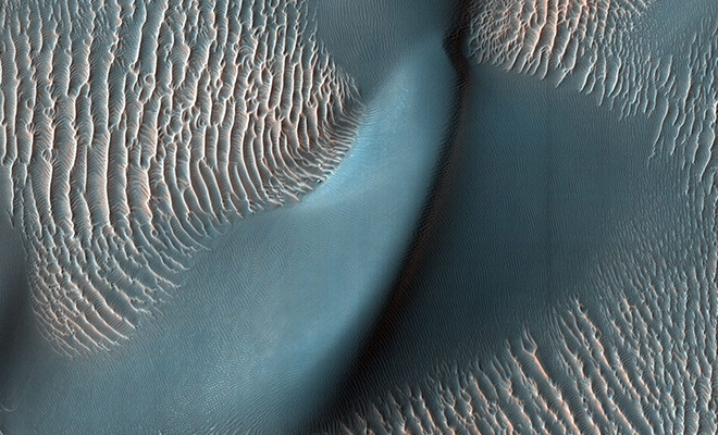 На Марсе разглядели голубые «волны», похожие на дно реки