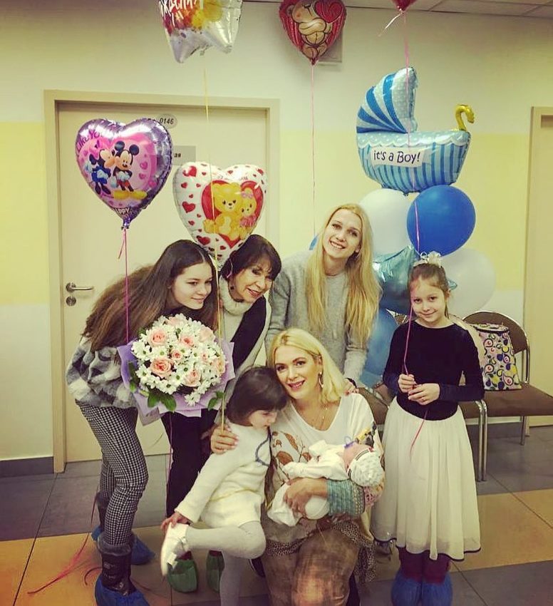 Таинственный отец не пришел на выписку Марии Порошиной с сыном из роддома Таинственный отец не пришел на выписку Марии Порошиной с сыном из роддома