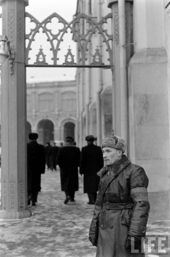 Любопытные кадры с ВИП мероприятий в Кремле зимой 1959. Фотограф Говард Сохурек  из США участников, съезда, Гости, автомобилей, гаражам, конце, охраны, прохожих, центре, работало, множество, сотрудников, Белорусском, КГБ1011, Некоторых, вокзале, встречал, Микоян, доверенное, Хрущева