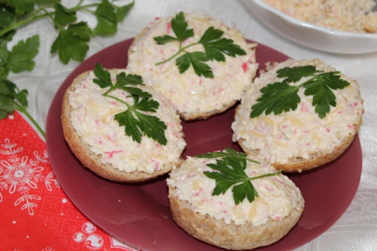 Бутерброды с крабовыми палочками и плавленым сыром