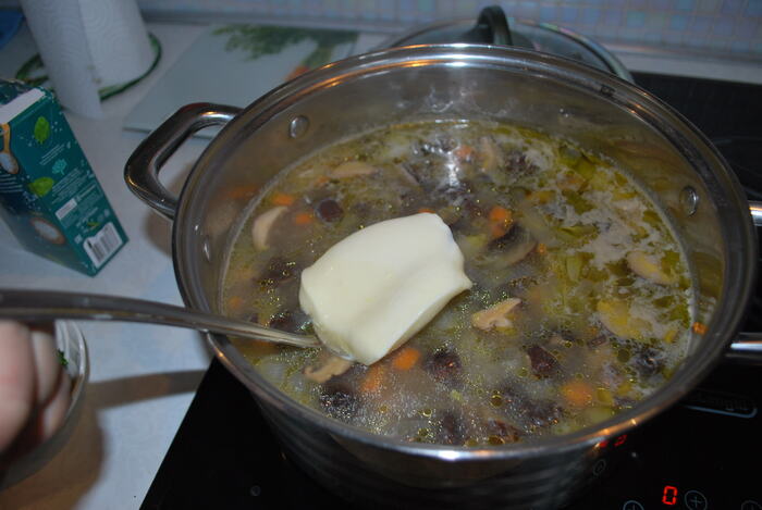 Сырный суп из шиитаке можно, сливочный, добавим, картофель, настой, добавляем, мусор, может, грибов, оставшийся, Шиитаке, добавить, аккуратно, нарезанный, маслаДобавляем, растительного, сливочного, смеси, кастрюле, заливаем