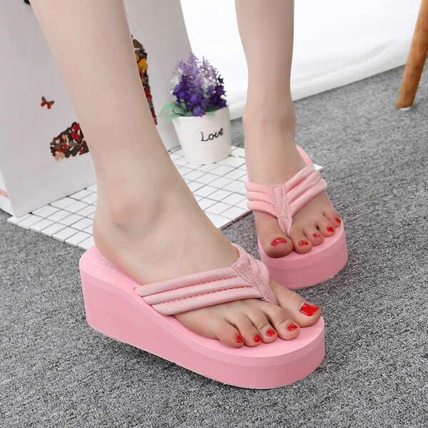 Едем на море: самые модные шлепанцы 2019 года 