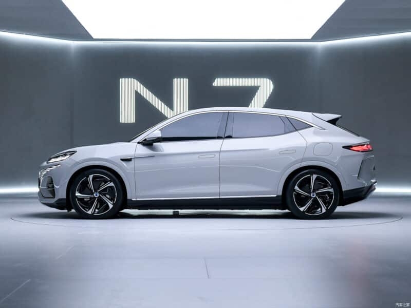 Denza, принадлежащая BYD, планирует ежемесячно продавать 10 000 электрических внедорожников N7, представлен интерьер