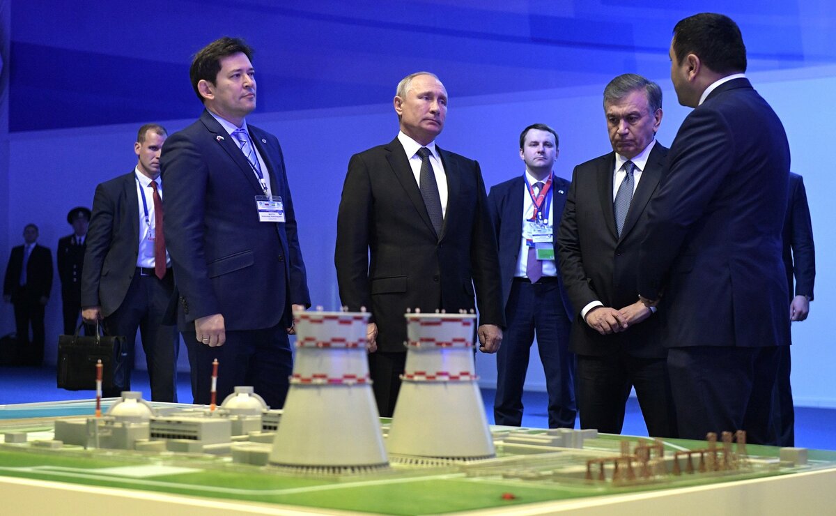 © kremlin.ru / CC BY 4.0 (Президенты России и Узбекистана – Владимир Путин и Шавкат Мирзиеев – осматривают макет будущей атомной электростанции, октябрь 2018 года)