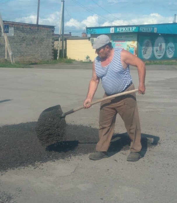 Пенсионер из Кемеровской области в одиночку построил дорогу в родном поселке дороги,курилка,новости