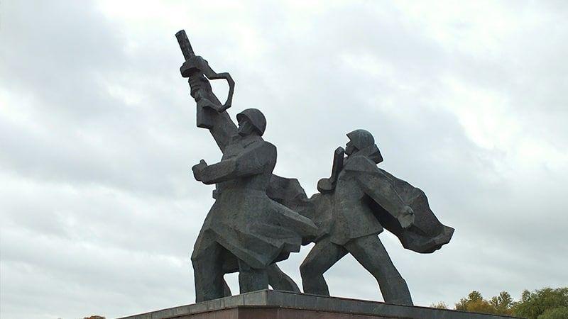 Памятник советскому солдату снесли в Ивано-Франковской области Украины Общество,Украина