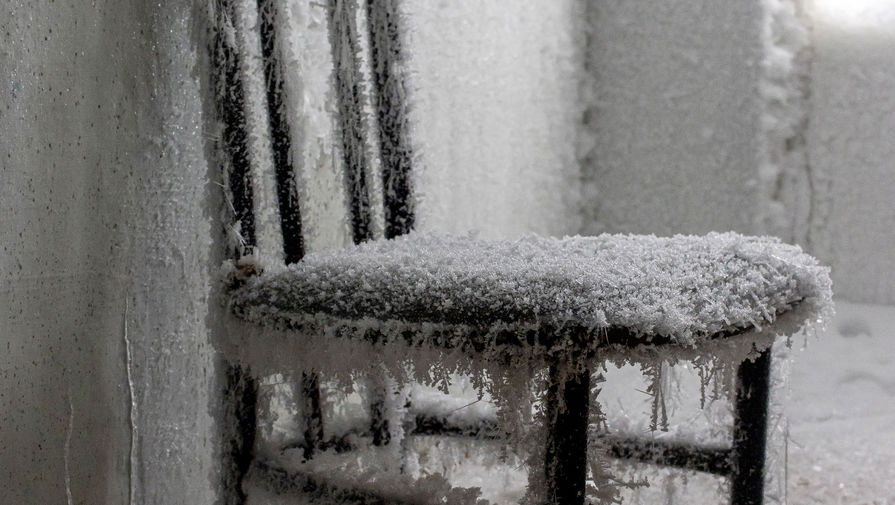 Что живет в снегу. Мокрый снег. Заснеженный домик в лесу. Снег живет. Избушка в зимнем лесу.