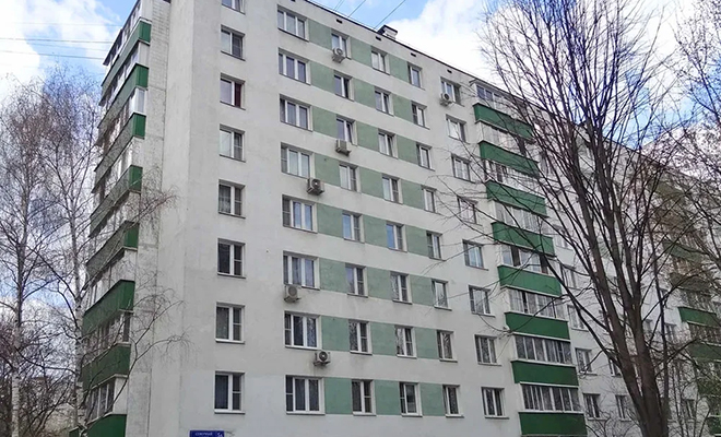 На севере Москвы люди увидели пустую многоэтажку. Подведен свет и вода, а квартиры стоят пустые