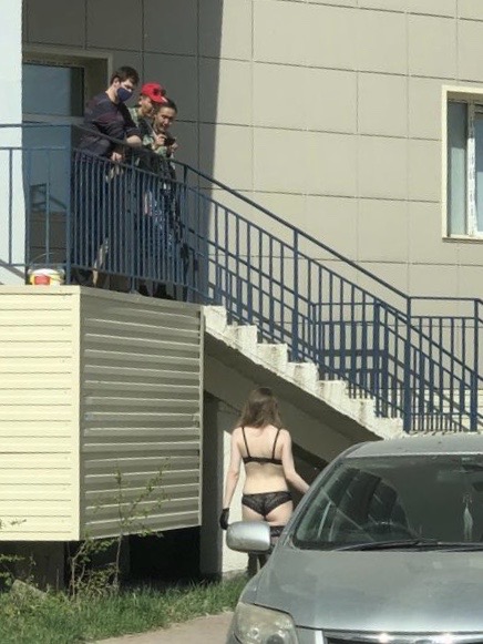 Оставшиеся без работы якутские стриптизерши начали развозить пиццу 