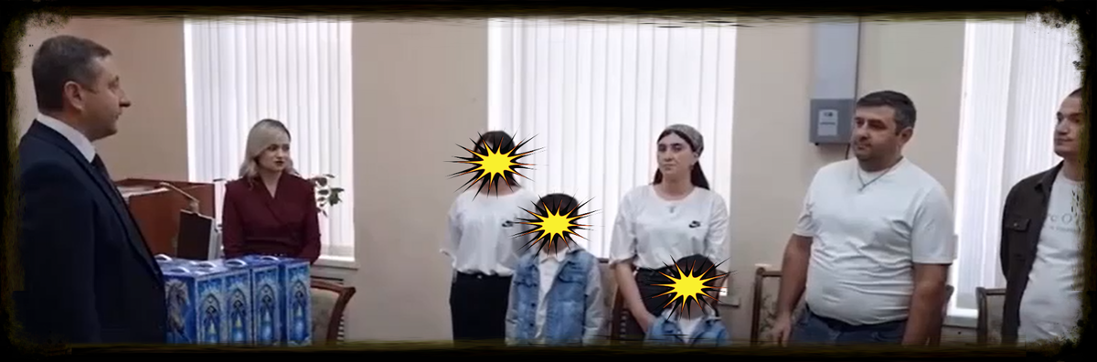 В Краснодарском крае глава Белореченского муниципального района Сергей Сидоренко вручил трём семьям мигрантов сертификаты на покупку жилья