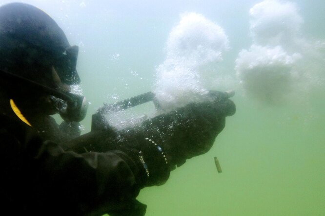 И на суше и под водой: как работает автомат для военно-морского спецназа 