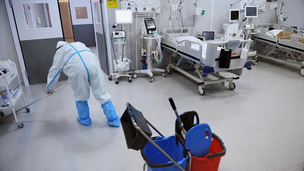 Жаловавшаяся Путину санитарка получает 116 тысяч рублей