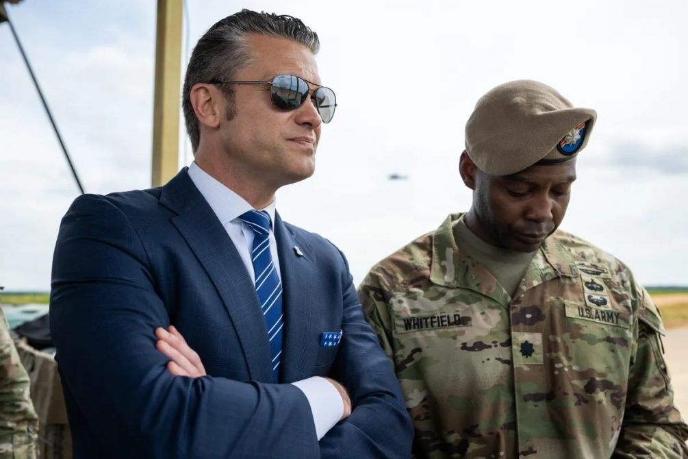    Пит Хегсет (слева) - глава Пентагона. Фото Белого Дома.