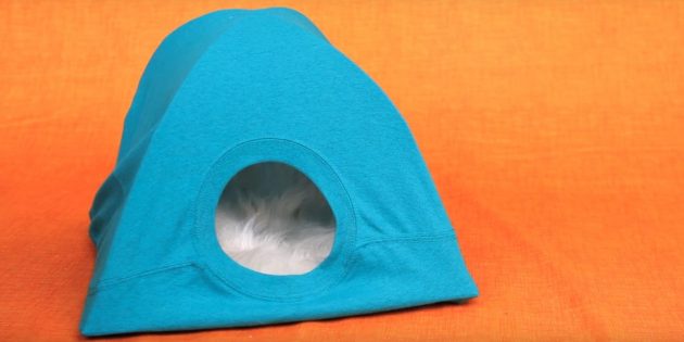 Как сделать домик для кошки из картона, футболки и вешалок