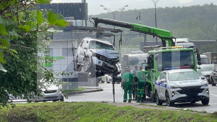 Страшное ДТП на МКАД: внедорожник протаранил несколько авто и вылетел на встречку