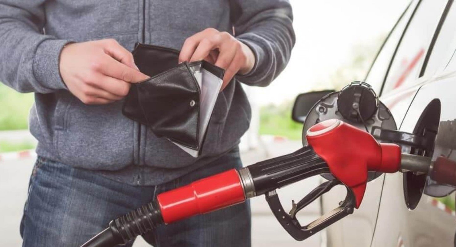 Как правильно заправлять машину: до полного бака или по 10 литров?