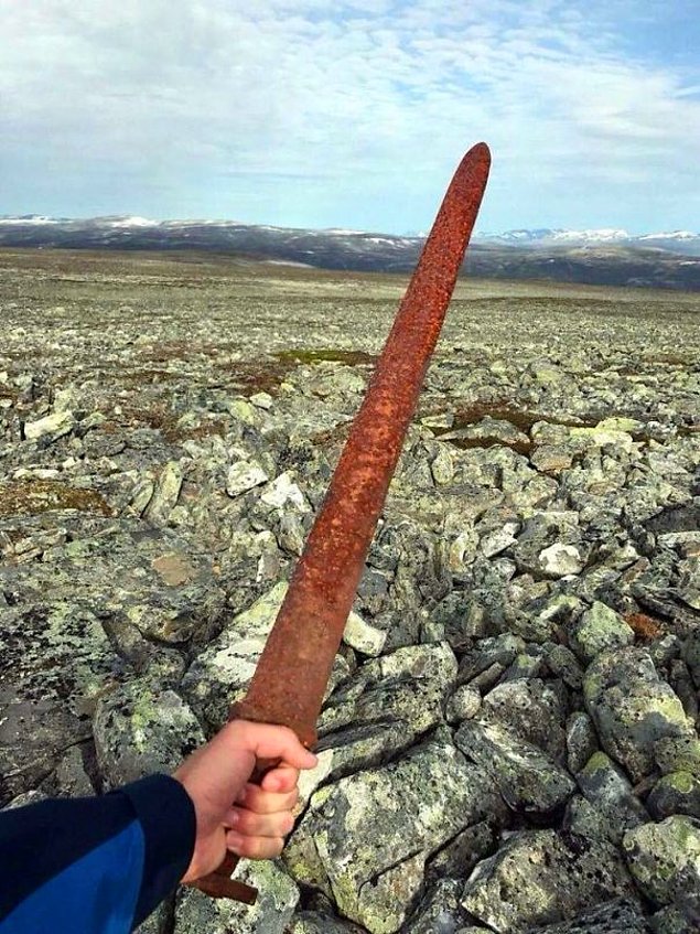 Меч викингов, которому больше тысячи лет. Был найден в горах Норвегии.