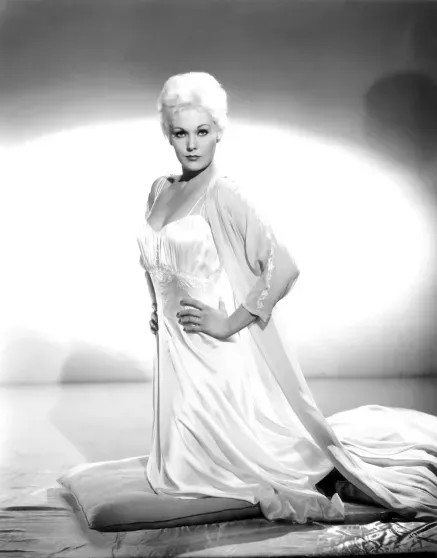 Секс-символ Голливуда Ким Новак выступила против того, чтобы Сидни Суини сыграла её в байопике — потому что та слишком 