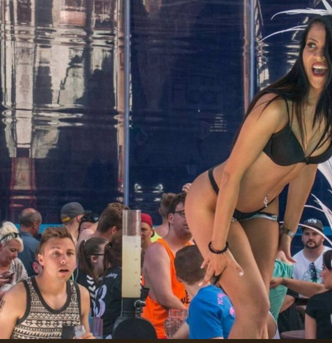 Настоящая подруга - это не та, что ползет рядом, а та, что тащит тебя пьяную домой!