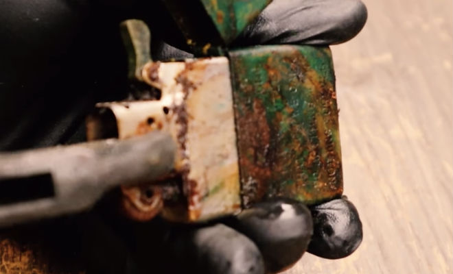 Зажигалка с вьетнамской войны: нашли ржавую и сделали как новую Зажигалка с вьетнамской войны: нашли ржавую и сделали как новую артефакт,вьетнамская война,зажигалка,зиппо,мастер,Пространство,раритет