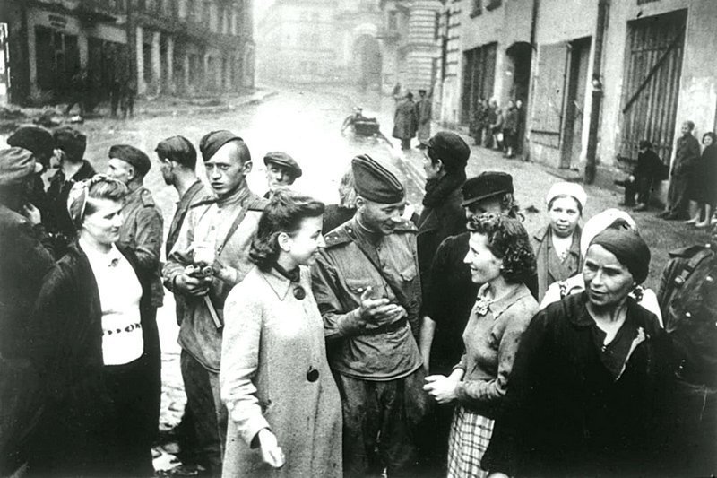 Советские солдаты, освободившие город от захватчиков общаются с жителями Вильнюса. Великая Отечественная война, СССР, Солдаты моей страны