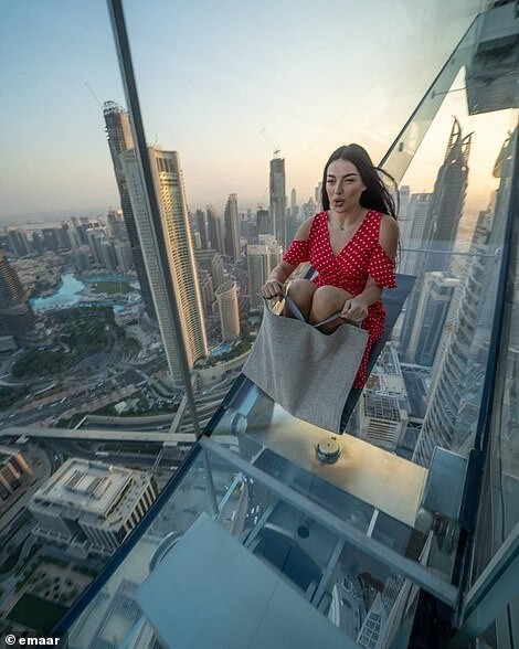 В Дубае открыт новый аттракцион для любителей острых эмоций Views, Dubai, метров, стене, горка, расположен, башни, высоте, можно, Стеклянная, прозрачное, аттракцион, получают, аттракциона, возрастов, наружной, посетители, карнизу, стеклянной, будет